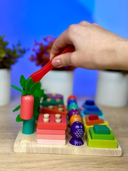 Логічна дерев&rsquo;яна дошка WToys 61714 геометричний сортер, магнітна риболовля, моркви, щипці 189516 фото